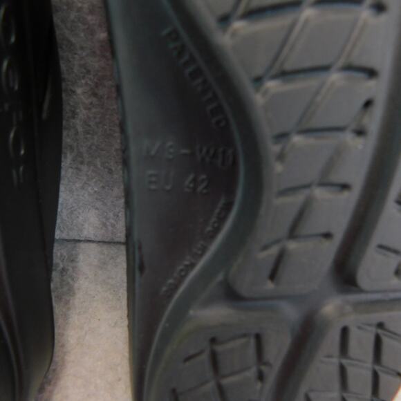 OOFOS Black Flip Flops Unisex Mens 9 Women 11 Comfort Recovery Shoes New - Picture 9 of 9